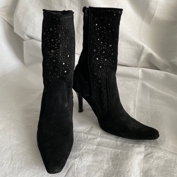 Adorable laser cut lace high heeled ankle boots - Picture 1 of 5